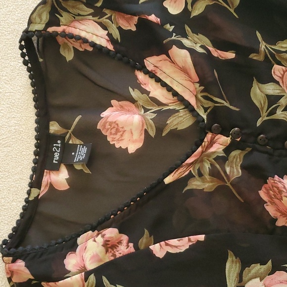 💥 3/$30 NWOT Rue21 Peasant Cropped Floral Blouse - Picture 5 of 8
